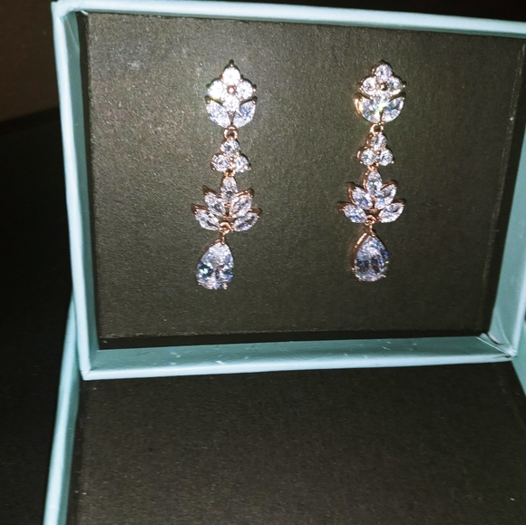 Semi precious Dangling earrings. - Picture 2 of 2